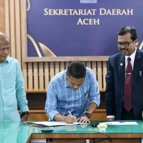 Foto: Penjabat Sekretaris Daerah Aceh sekaligus Ketua Tim Anggaran Pemerintah Aceh (TAPA), Azwardi AP, M.Si., melakukan Penandatanganan Kesepakatan Hibah antara Pemerintah Aceh dan Panitia Pengawas Pemilihan (Panwaslih) Aceh, di Ruang Rapat Sekda, Kamis, 25/4/2024.