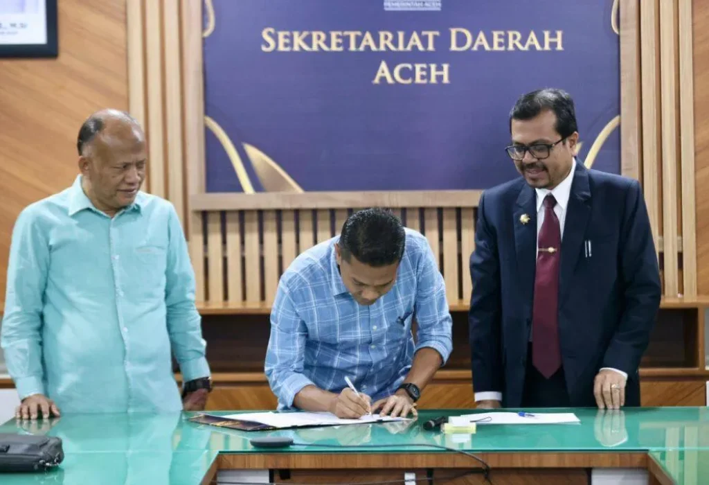 Foto: Penjabat Sekretaris Daerah Aceh sekaligus Ketua Tim Anggaran Pemerintah Aceh (TAPA), Azwardi AP, M.Si., melakukan Penandatanganan Kesepakatan Hibah antara Pemerintah Aceh dan Panitia Pengawas Pemilihan (Panwaslih) Aceh, di Ruang Rapat Sekda, Kamis, 25/4/2024.