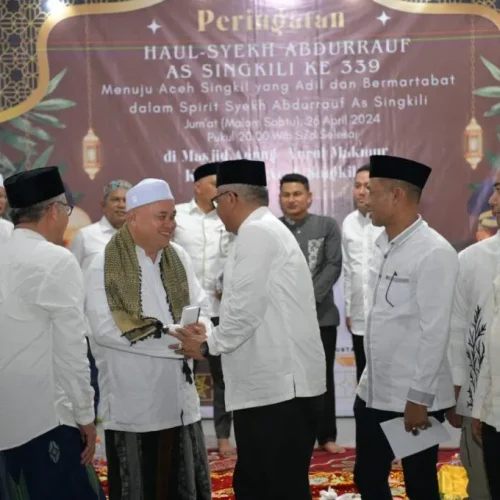 Foto: Pj. Gubernur Aceh, Bustami bersama Ketua DPR Aceh, Zulfadli, Pj. Bupati Aceh Singkil, Drs. Azmi serta Anggota DPR Aceh dan Rombongan Menghadiri sekaligus menyampaikan Peringatan Haul Syekh Abdurrauf As Singkili Ke 339 di Masjid Agung Nurul Makmur Kabupaten Aceh Singkil, Jumat Malam, 26/04/2024.