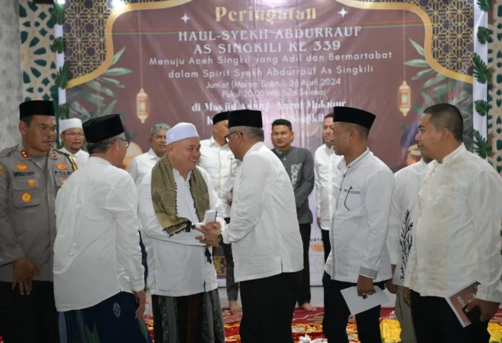Foto: Pj. Gubernur Aceh, Bustami bersama Ketua DPR Aceh, Zulfadli, Pj. Bupati Aceh Singkil, Drs. Azmi serta Anggota DPR Aceh dan Rombongan Menghadiri sekaligus menyampaikan Peringatan Haul Syekh Abdurrauf As Singkili Ke 339 di Masjid Agung Nurul Makmur Kabupaten Aceh Singkil, Jumat Malam, 26/04/2024.