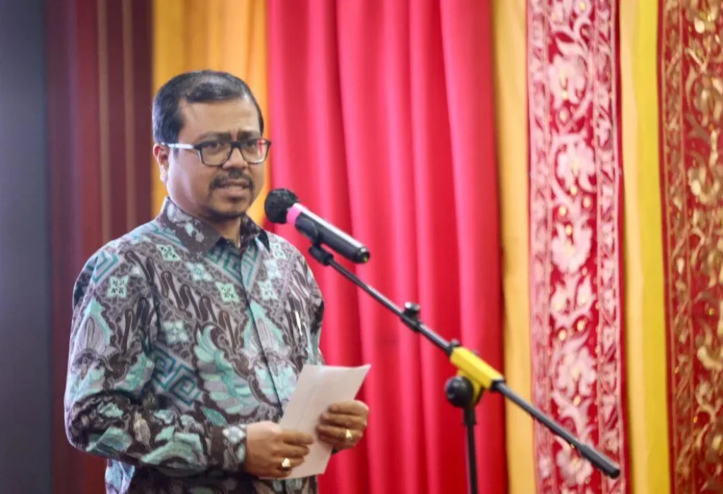 Foto: Pj Sekda Aceh, Azwardi saat memberikan sambutan pada acara jamuan makan malam bersama Pj Sekda Aceh dan para Kepala SKPA, di Meuligoe Gubernur Aceh, Jumat, 26/4/2024.acara jamuan makan malam bersama Pj Sekda Aceh dan para Kepala SKPA, di Meuligoe Gubernur Aceh, Jumat, 26/4/2024.