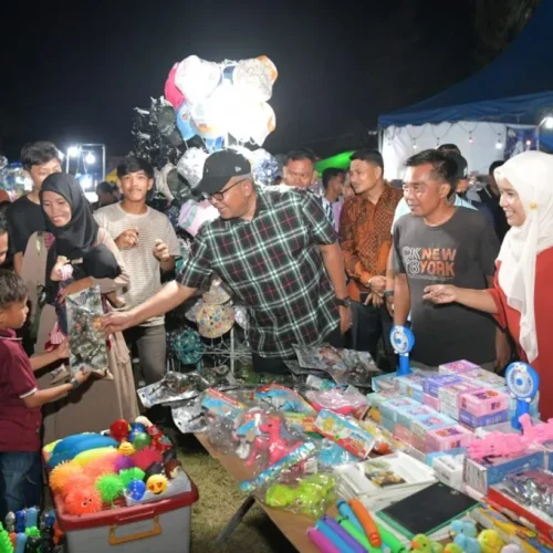 Foto: Penjabat Gubernur Aceh Bustami Hamzah dan Istri Mellani Subarni serta Ketua DPR Aceh Zulfadli dan Pj Bupati Aceh Singkikl Azmi, mentraktir es krim hingga kembang gula kepada anak-anak yang mengunjungi  arena Pagelaran Hiburan Rakyat dan Bazar UMKM, dalam rangka memeriahkan HUT Kabupaten Aceh Singkil ke-25, di Alun-Alun Kota Singkil, Sabtu (27/4/2024) malam.