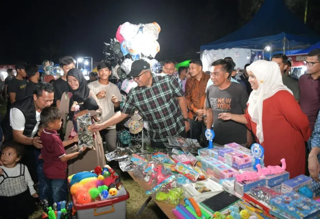 Foto: Penjabat Gubernur Aceh Bustami Hamzah dan Istri Mellani Subarni serta Ketua DPR Aceh Zulfadli dan Pj Bupati Aceh Singkikl Azmi, mentraktir es krim hingga kembang gula kepada anak-anak yang mengunjungi  arena Pagelaran Hiburan Rakyat dan Bazar UMKM, dalam rangka memeriahkan HUT Kabupaten Aceh Singkil ke-25, di Alun-Alun Kota Singkil, Sabtu (27/4/2024) malam.