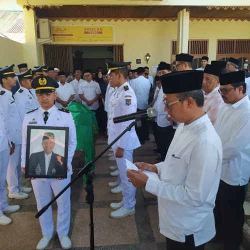Foto: Pj Sekda Aceh, Azwardi AP, M.Si memimpin pengantaran terakhir atas meninggalnya Sekda Aceh periode 2001-2006, Thantawi Ishak di Banda Aceh, Minggu 28/4/2024