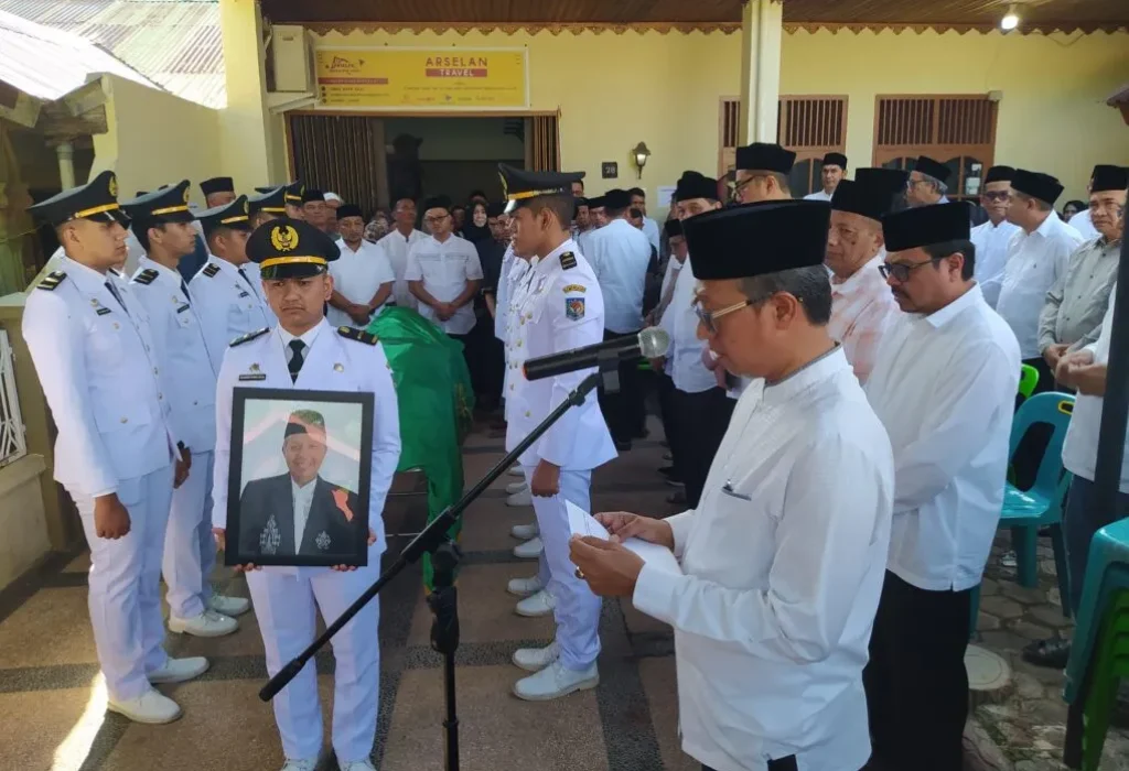 Foto: Pj Sekda Aceh, Azwardi AP, M.Si memimpin pengantaran terakhir atas meninggalnya Sekda Aceh periode 2001-2006, Thantawi Ishak di Banda Aceh, Minggu 28/4/2024