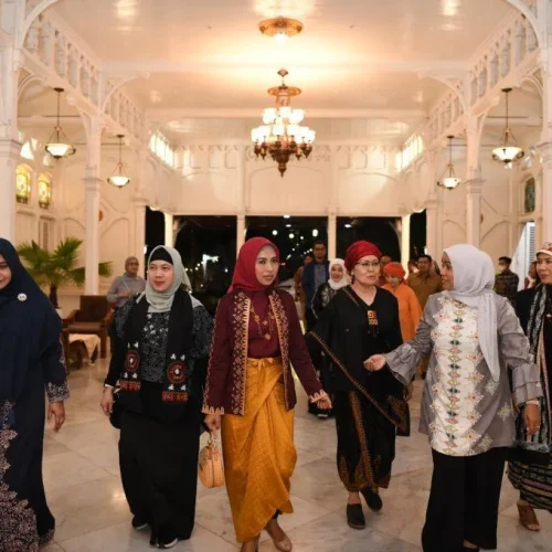 Foto: Pj Ketua Dekranasda Aceh, Mellani Subarni, menjamu makan malam bersama Ketua Dekranas Bidang Manajemen Usaha Sri Suparni dan Rombongan dalam kunjungan kerjanya di Aceh, Senin, 29 April 2024.
