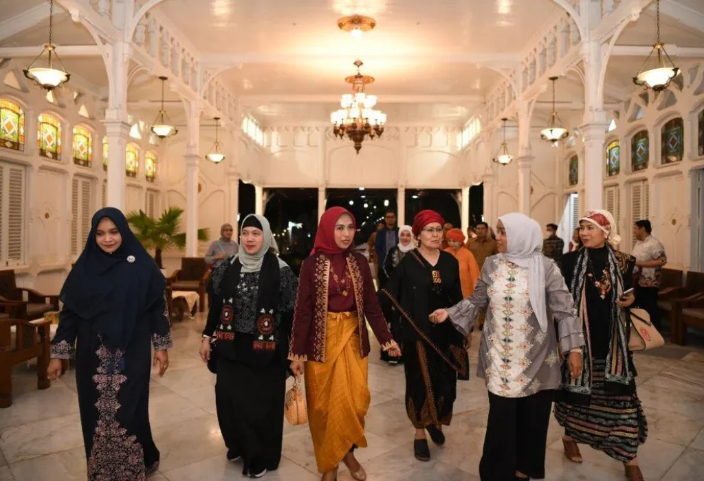 Foto: Pj Ketua Dekranasda Aceh, Mellani Subarni, menjamu makan malam bersama Ketua Dekranas Bidang Manajemen Usaha Sri Suparni dan Rombongan dalam kunjungan kerjanya di Aceh, Senin, 29 April 2024.