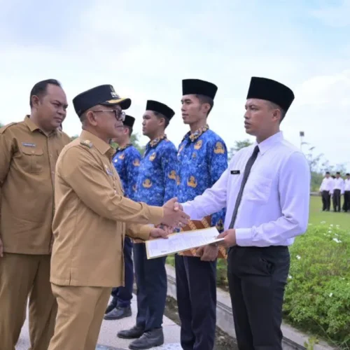 Foto: Dr. A. Murtala, M.Si menyerahkan SK formasi PPK 2023 secara simbolis