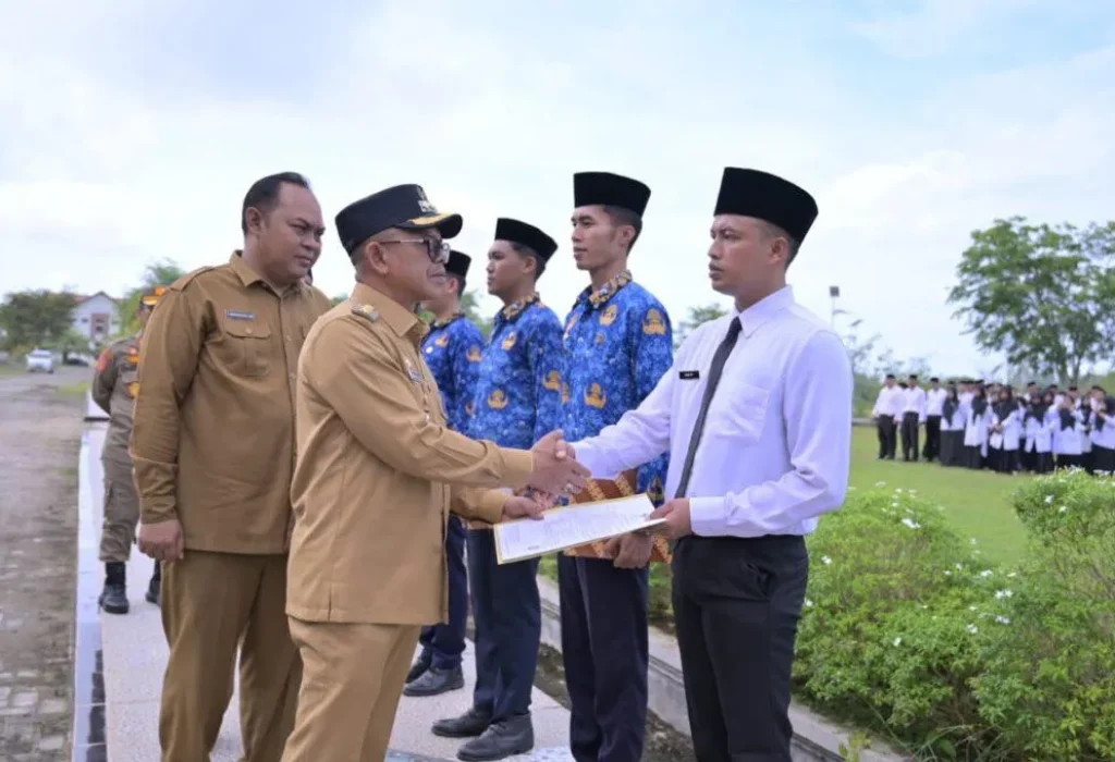 Foto: Dr. A. Murtala, M.Si menyerahkan SK formasi PPK 2023 secara simbolis