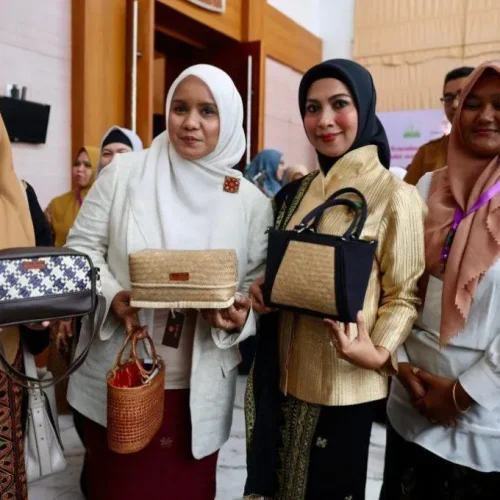 Foto: Penjabat Ketua Dekranasda Aceh, Mellani Subarni, mendampingi Ketua Dekranas Bidang Manajemen Usaha, Sri Suparni, meninjau stan pajangan Produk UMKM Kriya, di Hermes Palace Hotel Banda Aceh, Selasa, 30/4/2024