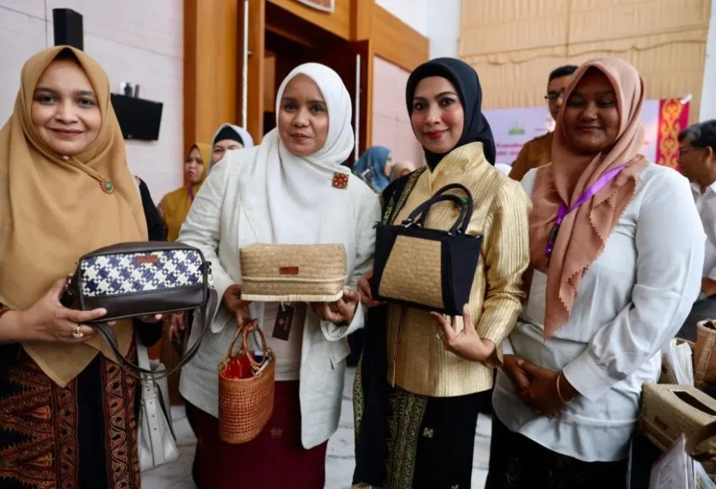 Foto: Penjabat Ketua Dekranasda Aceh, Mellani Subarni, mendampingi Ketua Dekranas Bidang Manajemen Usaha, Sri Suparni, meninjau stan pajangan Produk UMKM Kriya, di Hermes Palace Hotel Banda Aceh, Selasa, 30/4/2024