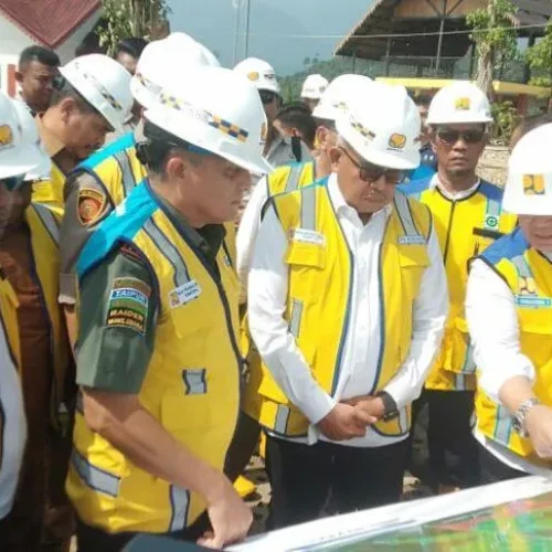 Foto: Penjabat Bupati Aceh Utara Dr Mahyuzar, MSi, ikut mendampingi kunjungan Pj Gubernur Aceh Bustami Hamzah, SE, MSi, meninjau progres kelanjutan pembangunan bendungan dan waduk Keureutoe di Gampong Blang Pante Kecamatan Paya Bakong Kabupaten Aceh Utara, Selasa, 30 April 2024.