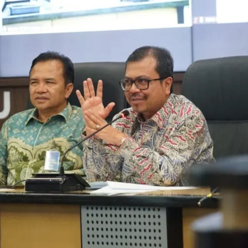 Foto: Pj Sekda Aceh Azwardi Abdullah AP M.Si didampingi Kepala Dinas Pertanahan Aceh Ir Sunawardi M.Si, saat mengikuti Rapat Koordinasi Percepatan Pelaksanaan PSN Penyediaan Lahan bagi Mantan Kombatan GAM, di Gedung Bina Graha, Kantor Staf Presiden, Jakarta Pusat, Selasa, 30 April 2024.