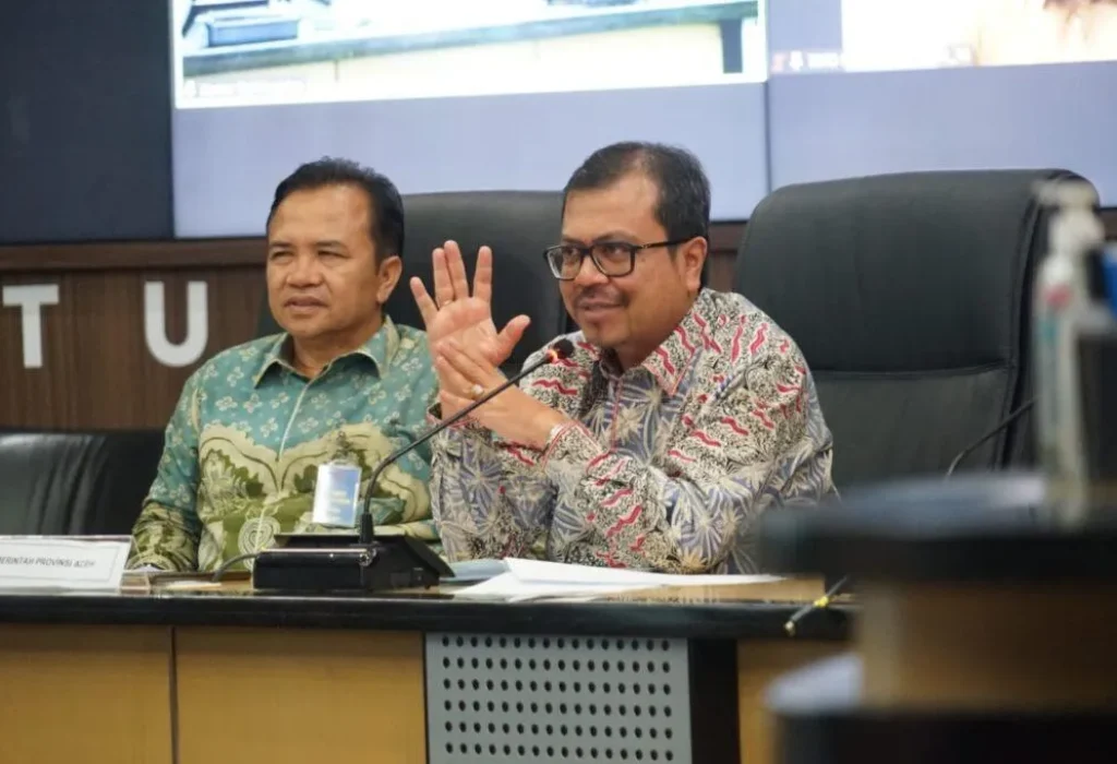 Foto: Pj Sekda Aceh Azwardi Abdullah AP M.Si didampingi Kepala Dinas Pertanahan Aceh Ir Sunawardi M.Si, saat mengikuti Rapat Koordinasi Percepatan Pelaksanaan PSN Penyediaan Lahan bagi Mantan Kombatan GAM, di Gedung Bina Graha, Kantor Staf Presiden, Jakarta Pusat, Selasa, 30 April 2024.