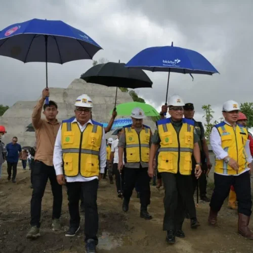 Foto: Pj. Gubernur Aceh, Bustami, SE, M.Si bersama Ketua DPRA Zulfadli, A.Md, Kapolda Aceh Irjen Pol Achmad Kartiko, Pangdam Iskandar Muda Mayjen TNI  Niko Fahrizal M.Tr (Han) Kajati Aceh Drs. Joko Purwanto, SH meninjau pembangunan Bendungan Rukoh Keumala Pidie Selasa, 30/04/2024