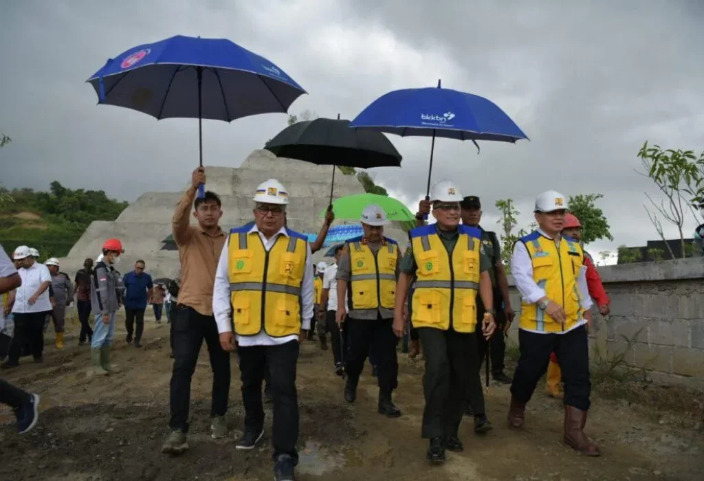 Foto: Pj. Gubernur Aceh, Bustami, SE, M.Si bersama Ketua DPRA Zulfadli, A.Md, Kapolda Aceh Irjen Pol Achmad Kartiko, Pangdam Iskandar Muda Mayjen TNI  Niko Fahrizal M.Tr (Han) Kajati Aceh Drs. Joko Purwanto, SH meninjau pembangunan Bendungan Rukoh Keumala Pidie Selasa, 30/04/2024