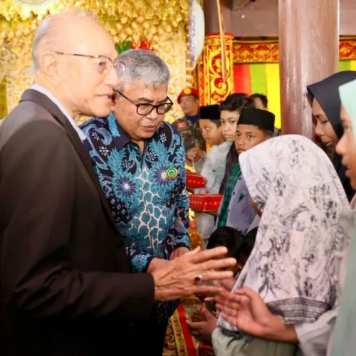 Foto: Penjabat Gubernur Aceh Bustami, SE, M.Si  bersama Istri Mellani Subarni, menghadiri Halal Bi Halal dan silaturahmi Aceh Meupakat  - Mueseuraya di Smea Premium Rumoh Aceh Gampong Tibang Banda Aceh. Rabu 1/5/2024.