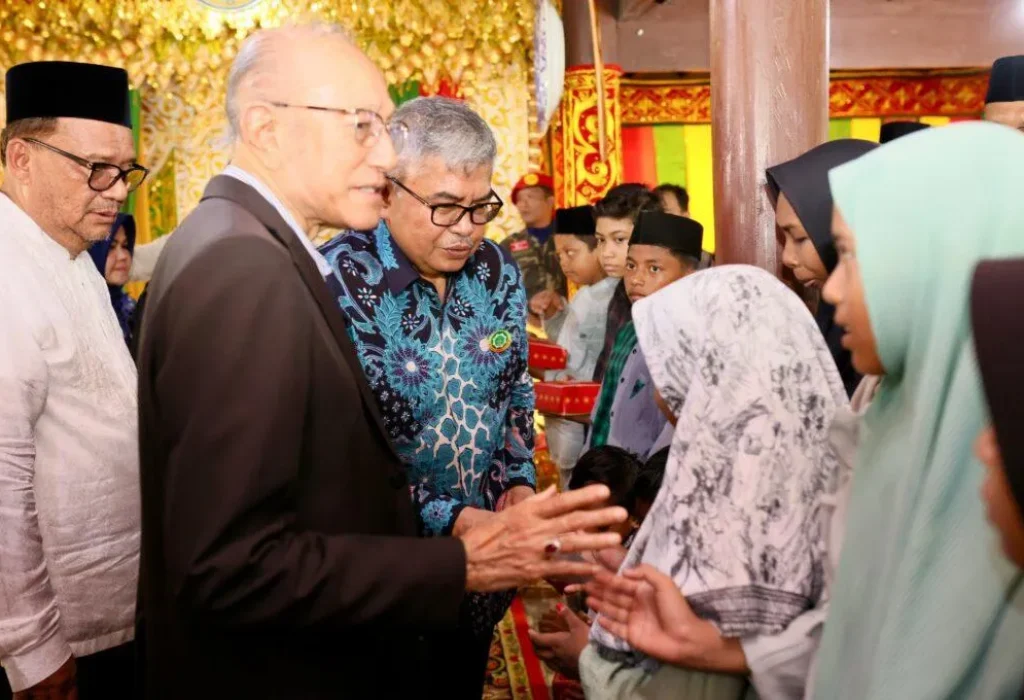 Foto: Penjabat Gubernur Aceh Bustami, SE, M.Si  bersama Istri Mellani Subarni, menghadiri Halal Bi Halal dan silaturahmi Aceh Meupakat  - Mueseuraya di Smea Premium Rumoh Aceh Gampong Tibang Banda Aceh. Rabu 1/5/2024.