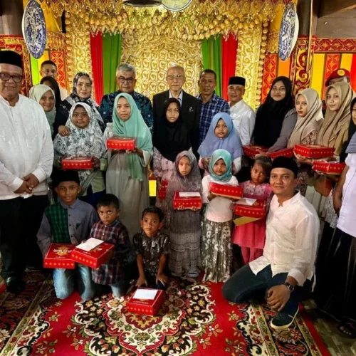 Foto: Penjabat Gubernur Aceh Bustami, SE, M.Si  bersama Istri Mellani Subarni, menghadiri Halal Bi Halal dan silaturahmi Aceh Meupakat  - Mueseuraya di Smea Premium Rumoh Aceh Gampong Tibang Banda Aceh. Rabu 1/5/2024.