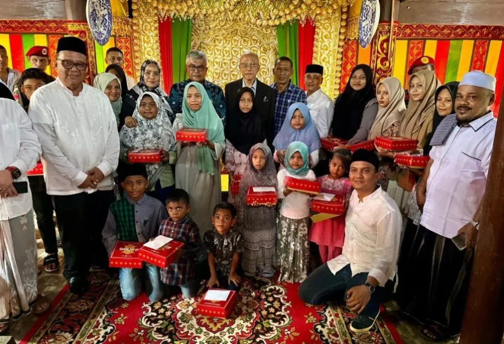 Foto: Penjabat Gubernur Aceh Bustami, SE, M.Si  bersama Istri Mellani Subarni, menghadiri Halal Bi Halal dan silaturahmi Aceh Meupakat  - Mueseuraya di Smea Premium Rumoh Aceh Gampong Tibang Banda Aceh. Rabu 1/5/2024.