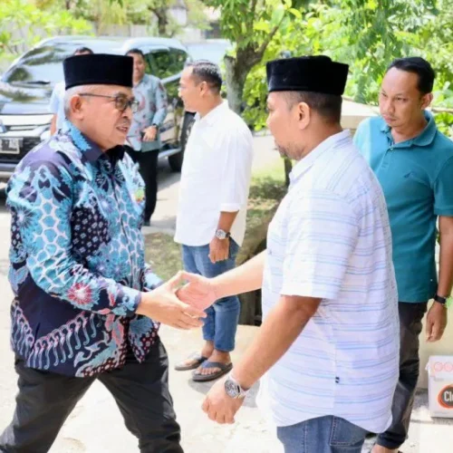 Foto: Penjabat Gubernur Aceh Bustami Hamzah, bersama Istri Mellani Subarni, bertakziah ke rumah Almarhum Thantawi Ishak, di Gampong Pineung, Rabu (1/5/2024).