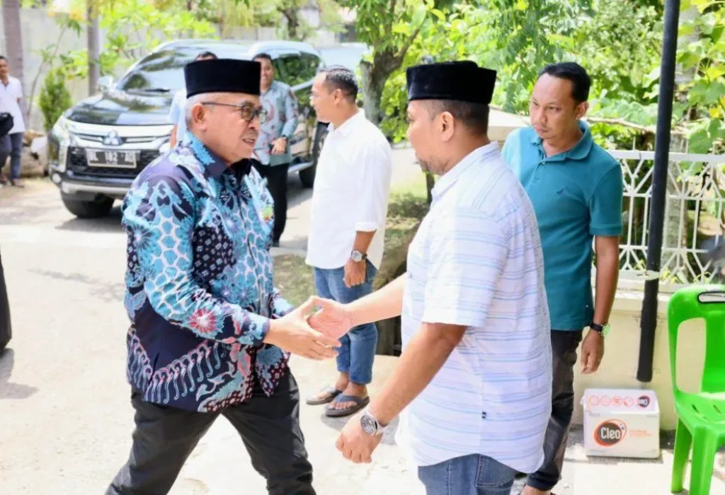Foto: Penjabat Gubernur Aceh Bustami Hamzah, bersama Istri Mellani Subarni, bertakziah ke rumah Almarhum Thantawi Ishak, di Gampong Pineung, Rabu (1/5/2024).