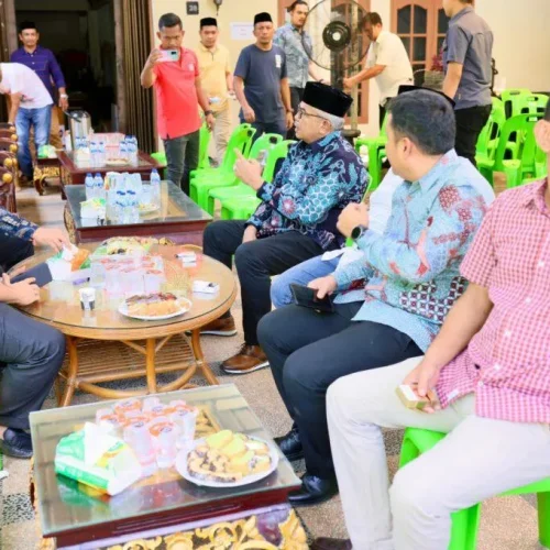 Foto: Penjabat Gubernur Aceh Bustami Hamzah, bersama Istri Mellani Subarni, berkunjung ke rumah duka Almarhum Thantawi Ishak, di Gampong Pineung, Rabu (1/5/2024).