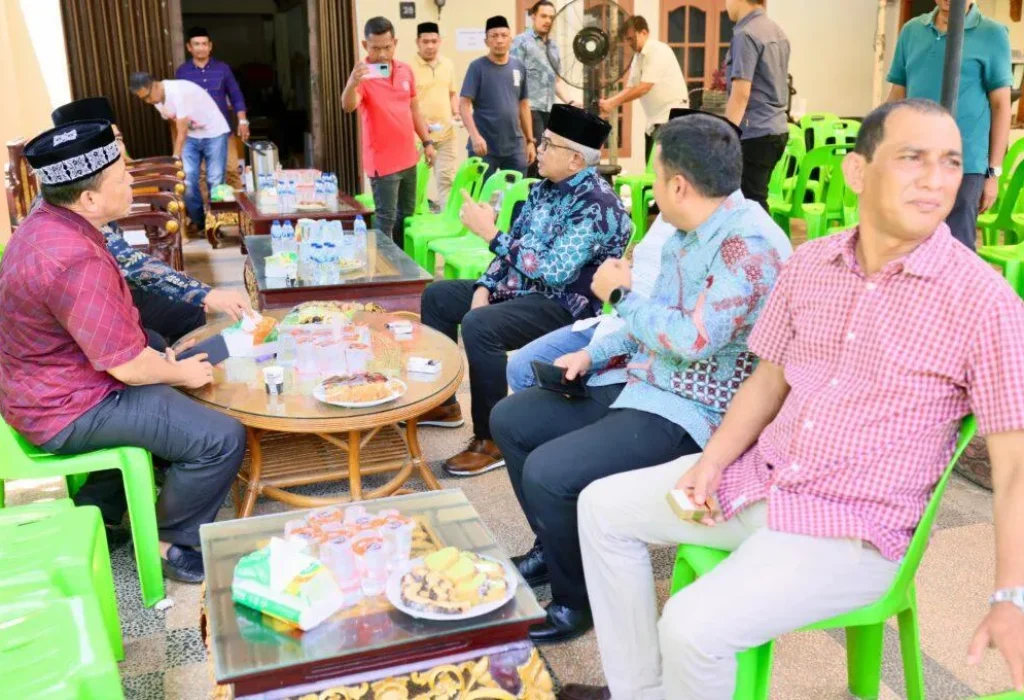 Foto: Penjabat Gubernur Aceh Bustami Hamzah, bersama Istri Mellani Subarni, berkunjung ke rumah duka Almarhum Thantawi Ishak, di Gampong Pineung, Rabu (1/5/2024).