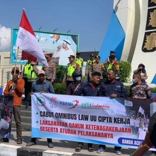 Foto: Polda Aceh Melakukan pengaman sejumlah aksi Hari Buruh Internasional atau May Day tahun 2024 yang digelar di kantor DPRA dan Simpang Lima Kota Banda Aceh, Rabu, 1 Mei 2024.