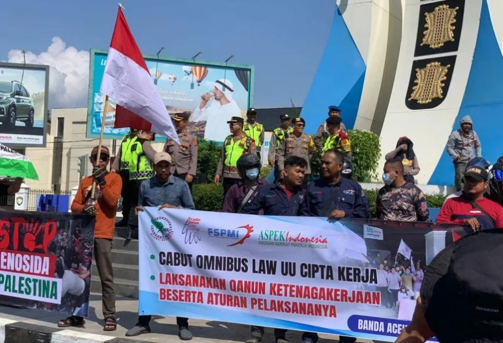 Foto: Polda Aceh Melakukan pengaman sejumlah aksi Hari Buruh Internasional atau May Day tahun 2024 yang digelar di kantor DPRA dan Simpang Lima Kota Banda Aceh, Rabu, 1 Mei 2024.