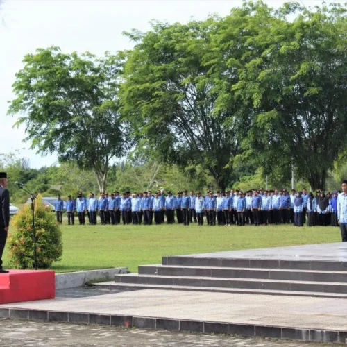 Foto: Pj. Bupati Aceh Jaya, Dr. A. Murtala, M.Si., memimpin Upacara Peringatan Hari Pendidikan Nasional (Hardiknas) Tahun 2024 di Halaman Kantor Bupati Aceh Jaya, Kamis (2/5/2024).