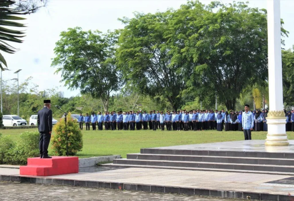 Foto: Pj. Bupati Aceh Jaya, Dr. A. Murtala, M.Si., memimpin Upacara Peringatan Hari Pendidikan Nasional (Hardiknas) Tahun 2024 di Halaman Kantor Bupati Aceh Jaya, Kamis (2/5/2024).