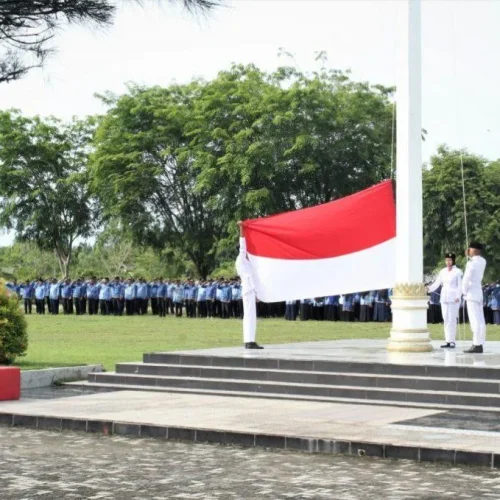 Foto: Pj. Bupati Aceh Jaya, Dr. A. Murtala, M.Si., memimpin Upacara Peringatan Hari Pendidikan Nasional (Hardiknas) Tahun 2024 di Halaman Kantor Bupati Aceh Jaya, Kamis (2/5/2024).