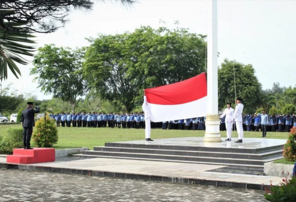 Foto: Pj. Bupati Aceh Jaya, Dr. A. Murtala, M.Si., memimpin Upacara Peringatan Hari Pendidikan Nasional (Hardiknas) Tahun 2024 di Halaman Kantor Bupati Aceh Jaya, Kamis (2/5/2024).