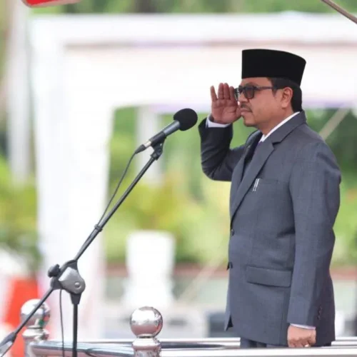 Penjabat Sekretaris Daerah Aceh, Azwardi AP, M.Si., bertindak sebagai Inspektur Upacara Peringatan Hari Pendidikan Nasional (Hardiknas) Tahun 2024, yang diikuti para kepala SKPA/Biro serta pelajar, di Halaman Kantor Gubernur Aceh, Kamis 2/5/2024