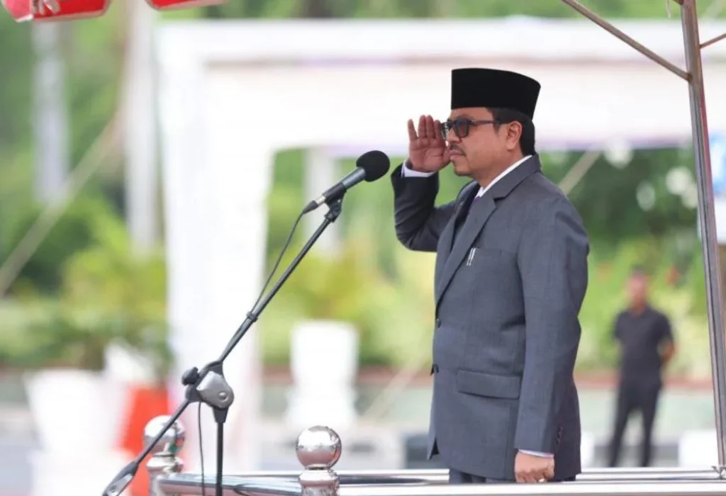Penjabat Sekretaris Daerah Aceh, Azwardi AP, M.Si., bertindak sebagai Inspektur Upacara Peringatan Hari Pendidikan Nasional (Hardiknas) Tahun 2024, yang diikuti para kepala SKPA/Biro serta pelajar, di Halaman Kantor Gubernur Aceh, Kamis 2/5/2024