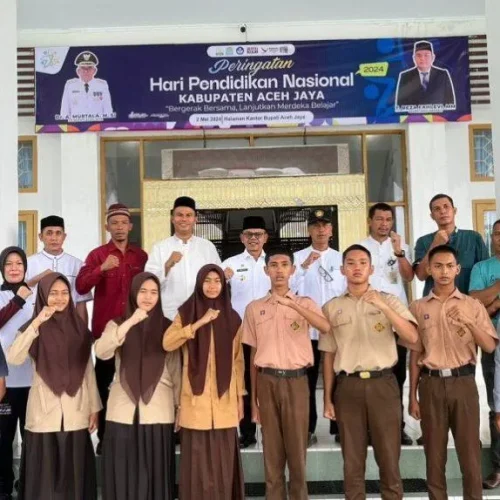Foto: Pj. Bupati Aceh Jaya, Dr. A. Murtala, M.Si., secara resmi melepas 6 orang peserta Paskibraka Kabupaten Aceh Jaya untuk mengikuti seleksi calon anggota Paskibraka tingkat Provinsi Aceh Tahun 2024. Acara pelepasan ini berlangsung di Lobby Kantor Bupati Aceh Jaya pada hari Jum’at, 3 Mei 2024.