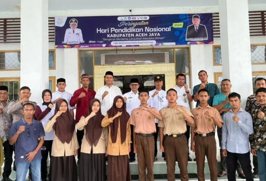Foto: Pj. Bupati Aceh Jaya, Dr. A. Murtala, M.Si., secara resmi melepas 6 orang peserta Paskibraka Kabupaten Aceh Jaya untuk mengikuti seleksi calon anggota Paskibraka tingkat Provinsi Aceh Tahun 2024. Acara pelepasan ini berlangsung di Lobby Kantor Bupati Aceh Jaya pada hari Jum’at, 3 Mei 2024.