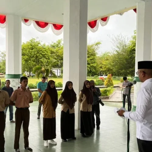 Foto: Pj. Bupati Aceh Jaya, Dr. A. Murtala, M.Si., secara resmi melepas 6 orang peserta Paskibraka Kabupaten Aceh Jaya untuk mengikuti seleksi calon anggota Paskibraka tingkat Provinsi Aceh Tahun 2024. Acara pelepasan ini berlangsung di Lobby Kantor Bupati Aceh Jaya pada hari Jum’at, 3 Mei 2024.