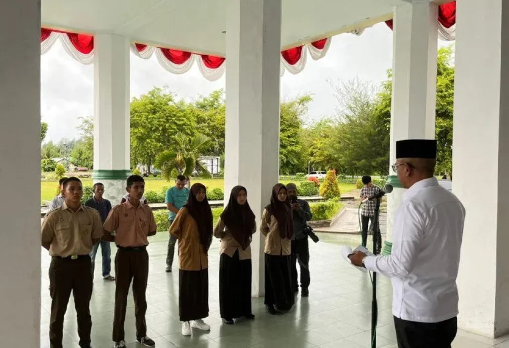 Foto: Pj. Bupati Aceh Jaya, Dr. A. Murtala, M.Si., secara resmi melepas 6 orang peserta Paskibraka Kabupaten Aceh Jaya untuk mengikuti seleksi calon anggota Paskibraka tingkat Provinsi Aceh Tahun 2024. Acara pelepasan ini berlangsung di Lobby Kantor Bupati Aceh Jaya pada hari Jum’at, 3 Mei 2024.