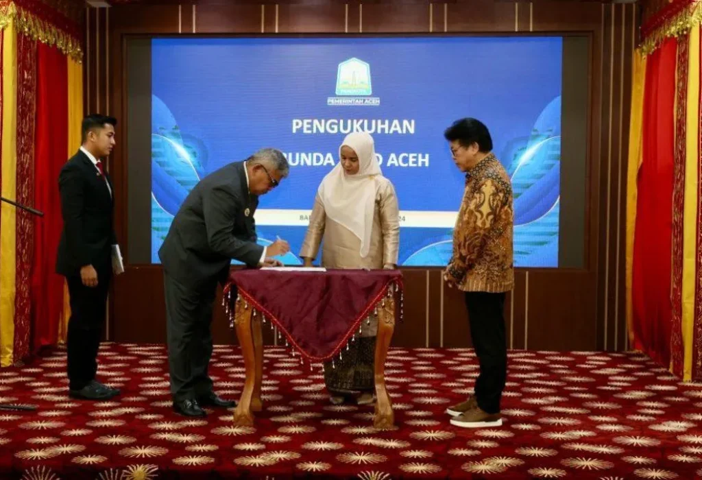 Foto: Pj Gubernur Aceh Bustami, SE, M.Si Mengukuhkan Bunda PAUD Aceh Mellani Subarni sekaligus Memberi Sambutan di Restoran Pendopo Gubernur Aceh , Jumat 3/5/2024.