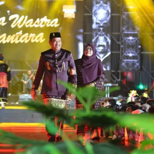 Foto: Pemerintah Kota Lhokseumawe tampilkan keunikan khas budaya Aceh, pada ajang Korwil I Apeksi melalui pameran maupun fashion show, di Kota Pekanbaru, Sabtu (4/5). Pada agenda nasional ini, pihak pemerintah melakukan promosi pada hasil kreasi para pelaku Usaha Mikro Kecil Menengah (UMKM), dan pengrajin songket.