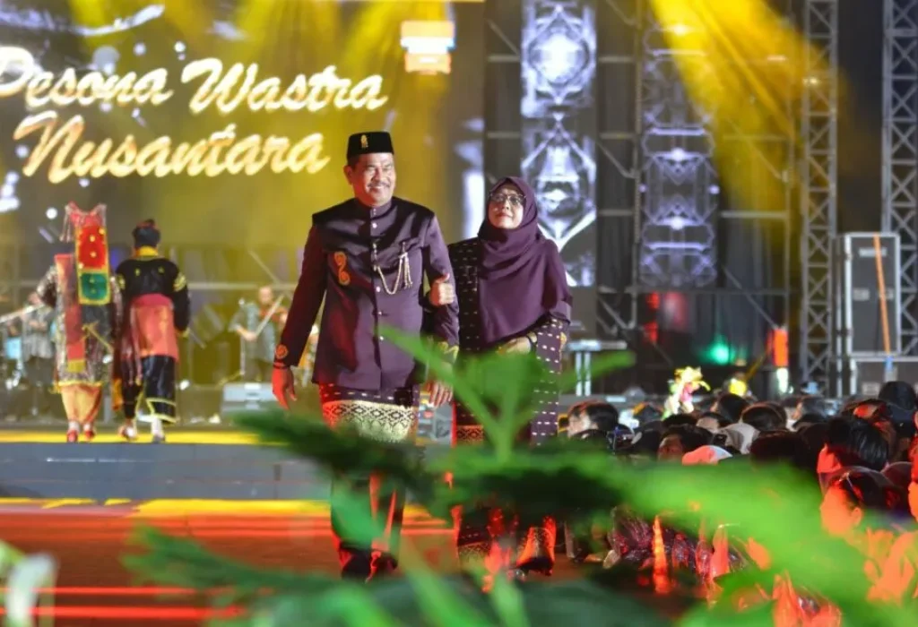 Foto: Pemerintah Kota Lhokseumawe tampilkan keunikan khas budaya Aceh, pada ajang Korwil I Apeksi melalui pameran maupun fashion show, di Kota Pekanbaru, Sabtu (4/5). Pada agenda nasional ini, pihak pemerintah melakukan promosi pada hasil kreasi para pelaku Usaha Mikro Kecil Menengah (UMKM), dan pengrajin songket.