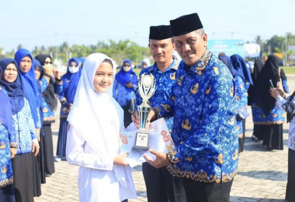 Foto: Pemerintah Kabupaten Aceh Utara menggelar upacara untuk memperingati Hari Pendidikan Nasional (Hardiknas) tahun 2024. Upacara ini digelar bersamaan dengan peringatan Hari Otonomi Daerah, berlangsung di lapangan upacara Landing Kecamatan Lhoksukon, Senin, 6 Mei 2024.