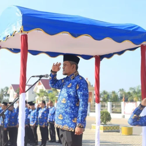 Foto: Peringati Hardiknas, Sekda Aceh Utara Serahkan Penghargaan untuk Sekolah dan Siswa Berprestasi