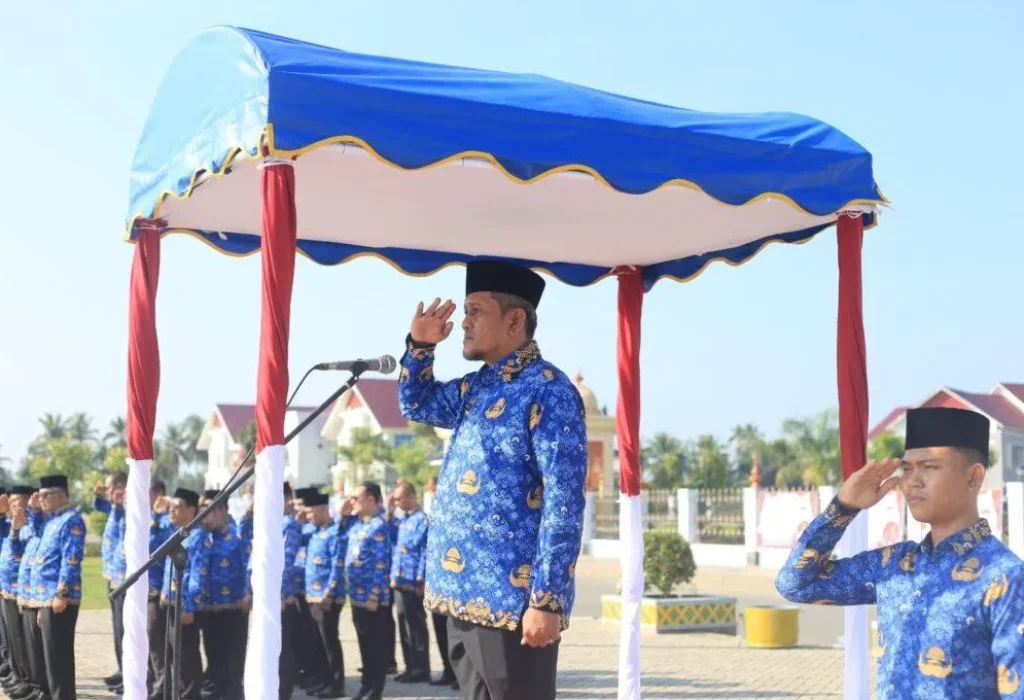 Foto: Peringati Hardiknas, Sekda Aceh Utara Serahkan Penghargaan untuk Sekolah dan Siswa Berprestasi