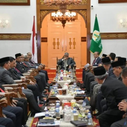 Foto: Pj. Gubernur Aceh, Bustami, SE. M. Si Bersama Plh. Direktur Utama Bank Aceh Syariah, Fadil Ilyas, Pj. Sekda Aceh, Azwardi Rapat Umum Pemegang Saham (RUPS) dengan Seluruh Bupati dan Walikota Se-Aceh di Pendopo Gubernur Aceh, Minggu, 05/05/2024.