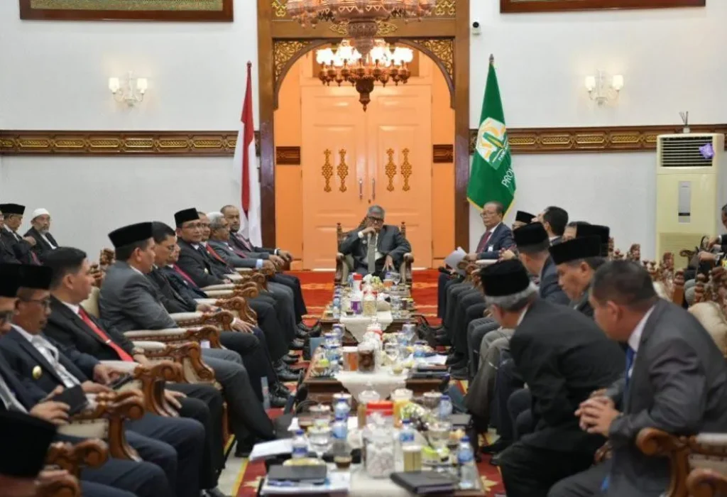 Foto: Pj. Gubernur Aceh, Bustami, SE. M. Si Bersama Plh. Direktur Utama Bank Aceh Syariah, Fadil Ilyas, Pj. Sekda Aceh, Azwardi Rapat Umum Pemegang Saham (RUPS) dengan Seluruh Bupati dan Walikota Se-Aceh di Pendopo Gubernur Aceh, Minggu, 05/05/2024.