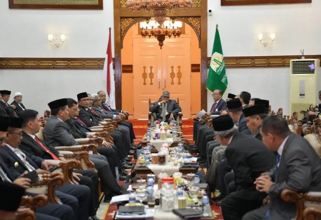 Foto: Pj. Gubernur Aceh, Bustami, SE. M. Si Bersama Plh. Direktur Utama Bank Aceh Syariah, Fadil Ilyas, Pj. Sekda Aceh, Azwardi Rapat Umum Pemegang Saham (RUPS) dengan Seluruh Bupati dan Walikota Se-Aceh di Pendopo Gubernur Aceh, Minggu, 05/05/2024.