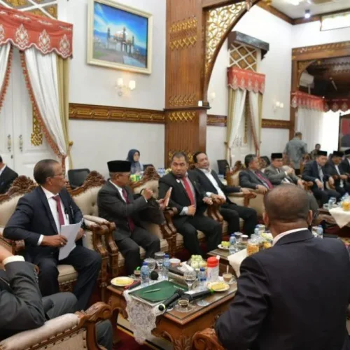 Foto: Pj. Gubernur Aceh, Bustami, SE. M. Si Bersama Plh. Direktur Utama Bank Aceh Syariah, Fadil Ilyas, Pj. Sekda Aceh, Azwardi Rapat Umum Pemegang Saham (RUPS) dengan Seluruh Bupati dan Walikota Se-Aceh di Pendopo Gubernur Aceh, Minggu, 05/05/2024.